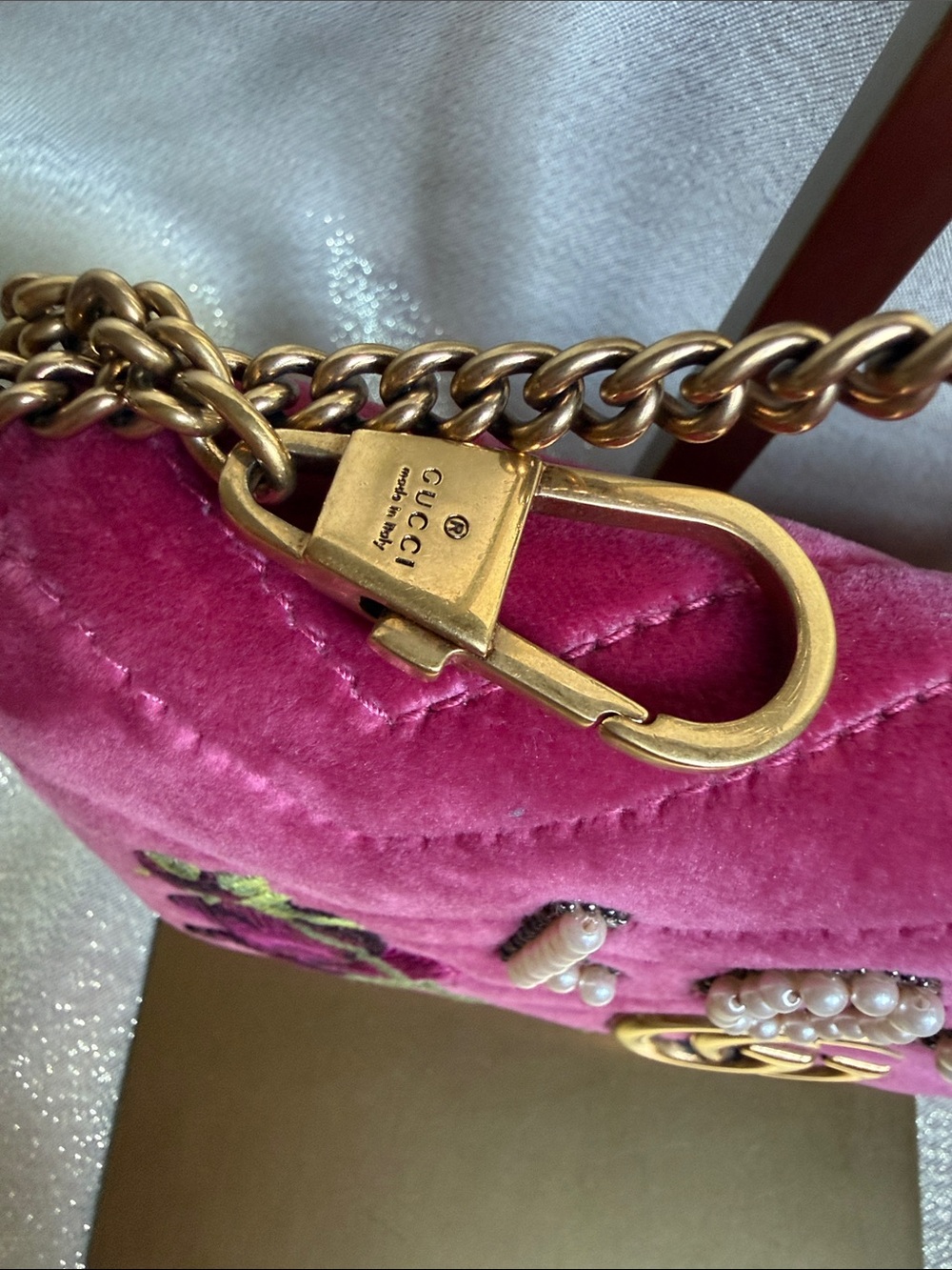 Gucci Fuchsia Velvet 'LOVE' Shoulder Bag with Floral Embroidery - Picture 2 of 9
